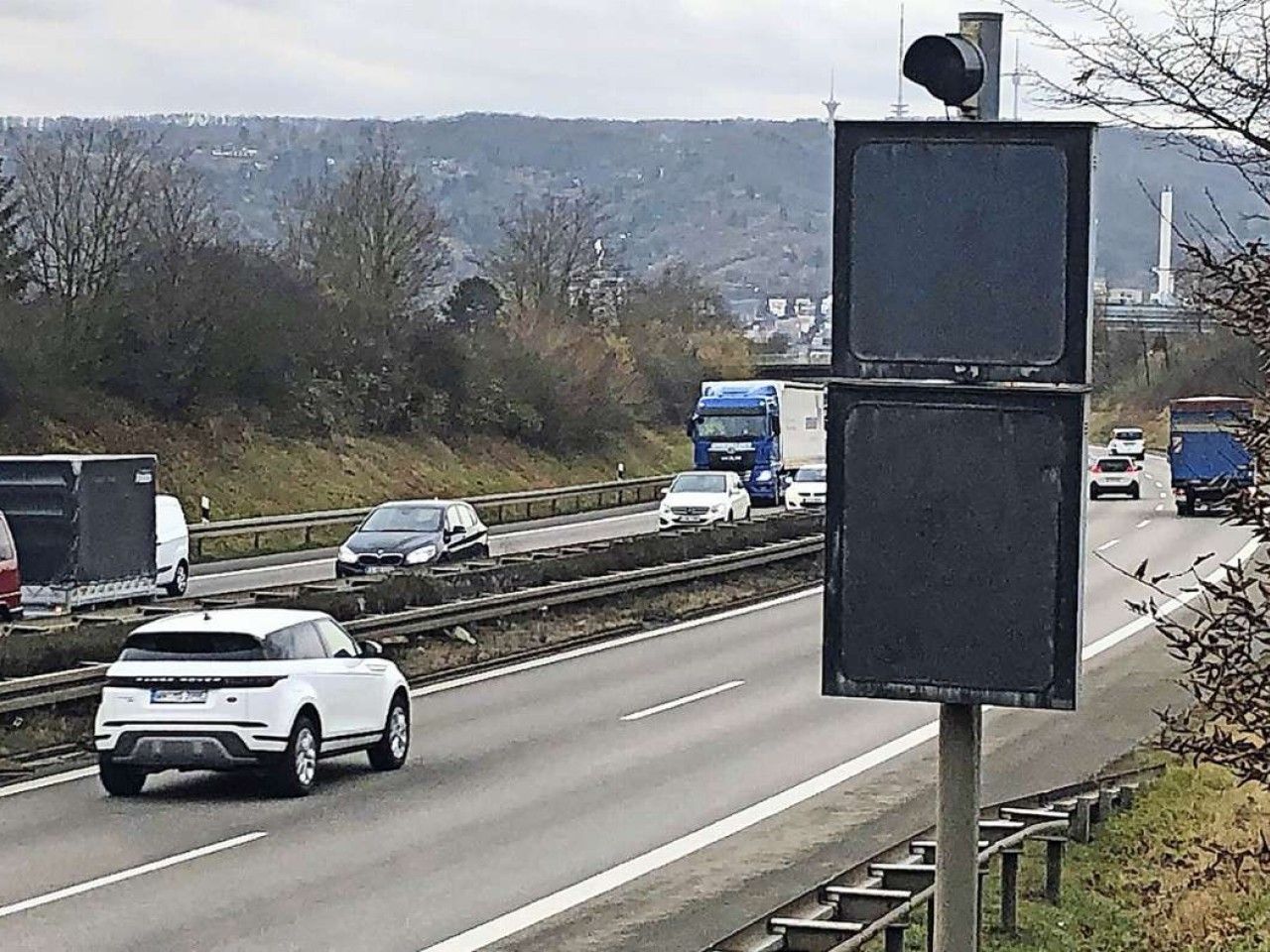 Tempolimit auf B14: Abbau kaputter Anzeiger verzögert sich