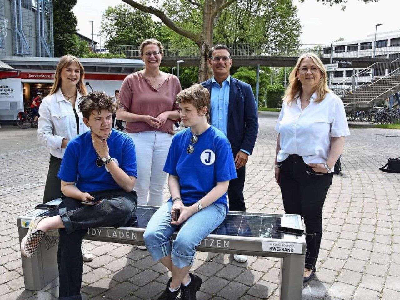 Fotovoltaik in Untertürkheim: Zwei Solarbänke im öffentlichen Raum