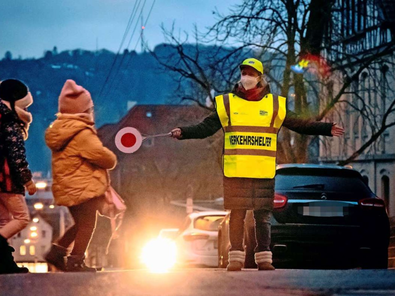 Verkehr in Untertürkheim: Eltern sichern Schulweg ihrer Kinder