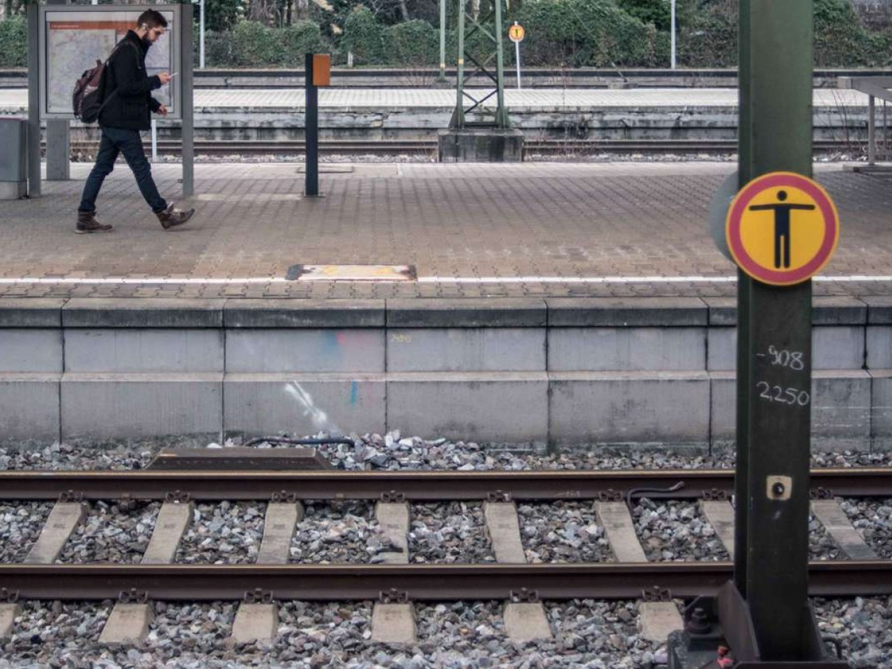 Zug zieht  Notbremse am Bahnhof Untertürkheim: Lebensgefahr wegen Pfandflasche