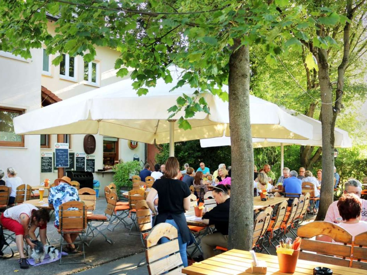 Wirtshaus Zom Schiller in Fellbach: Im Biergarten die Seele baumeln lassen
