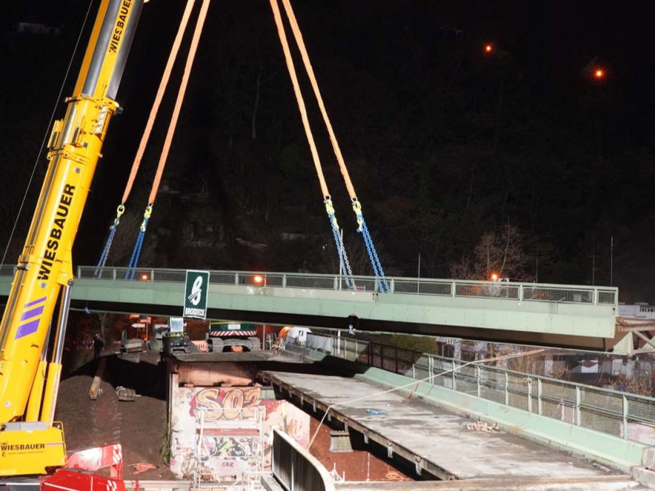 Stuttgart-Hedelfingen: 150 Tonnen schwere Stahlbrücke abgerissen - B10 zeitweise gesperrt