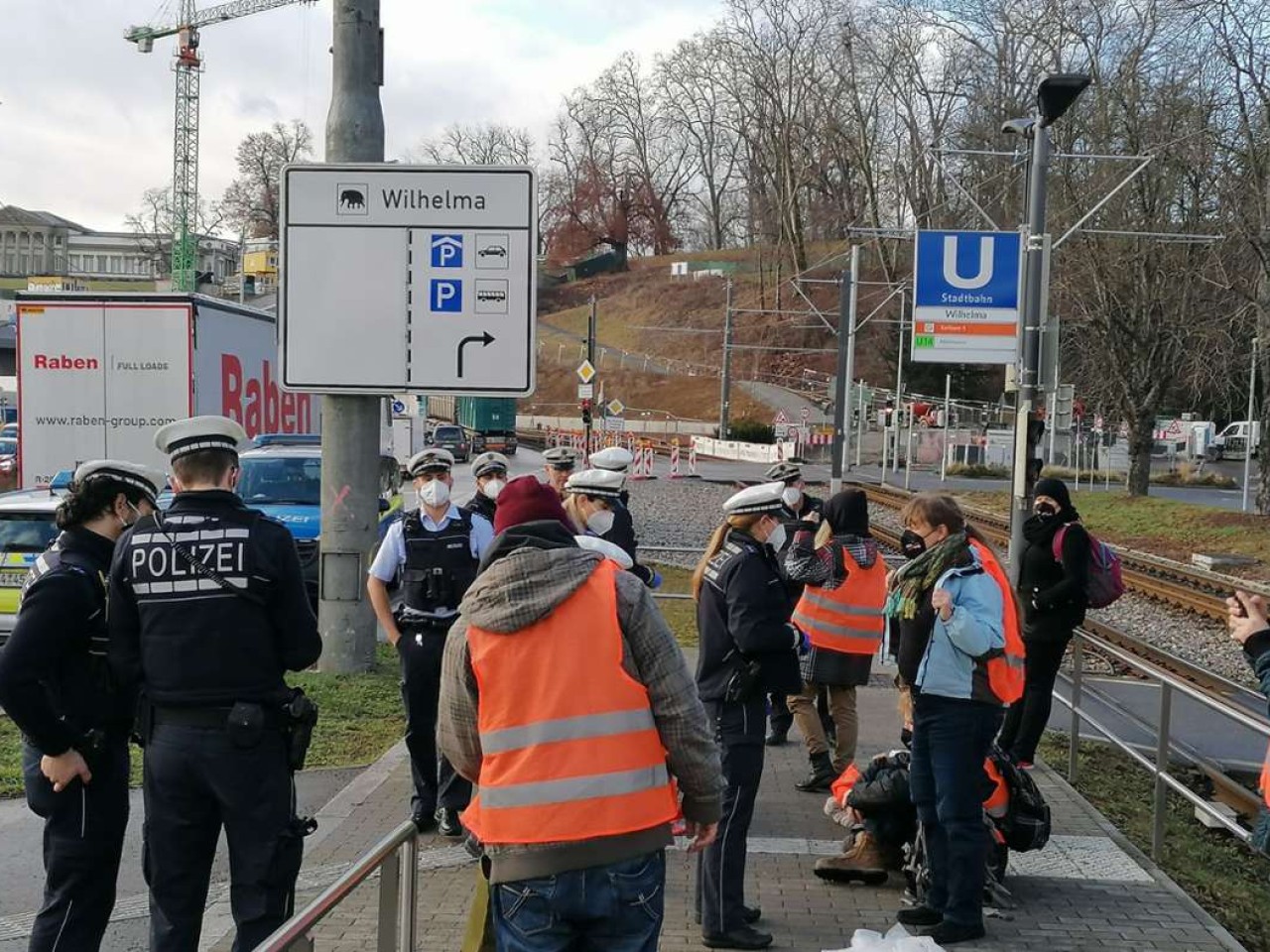 Verkehrsbehinderungen in Bad Cannstatt: Klimaaktivisten blockieren erneut die B10 – Polizei rückt an