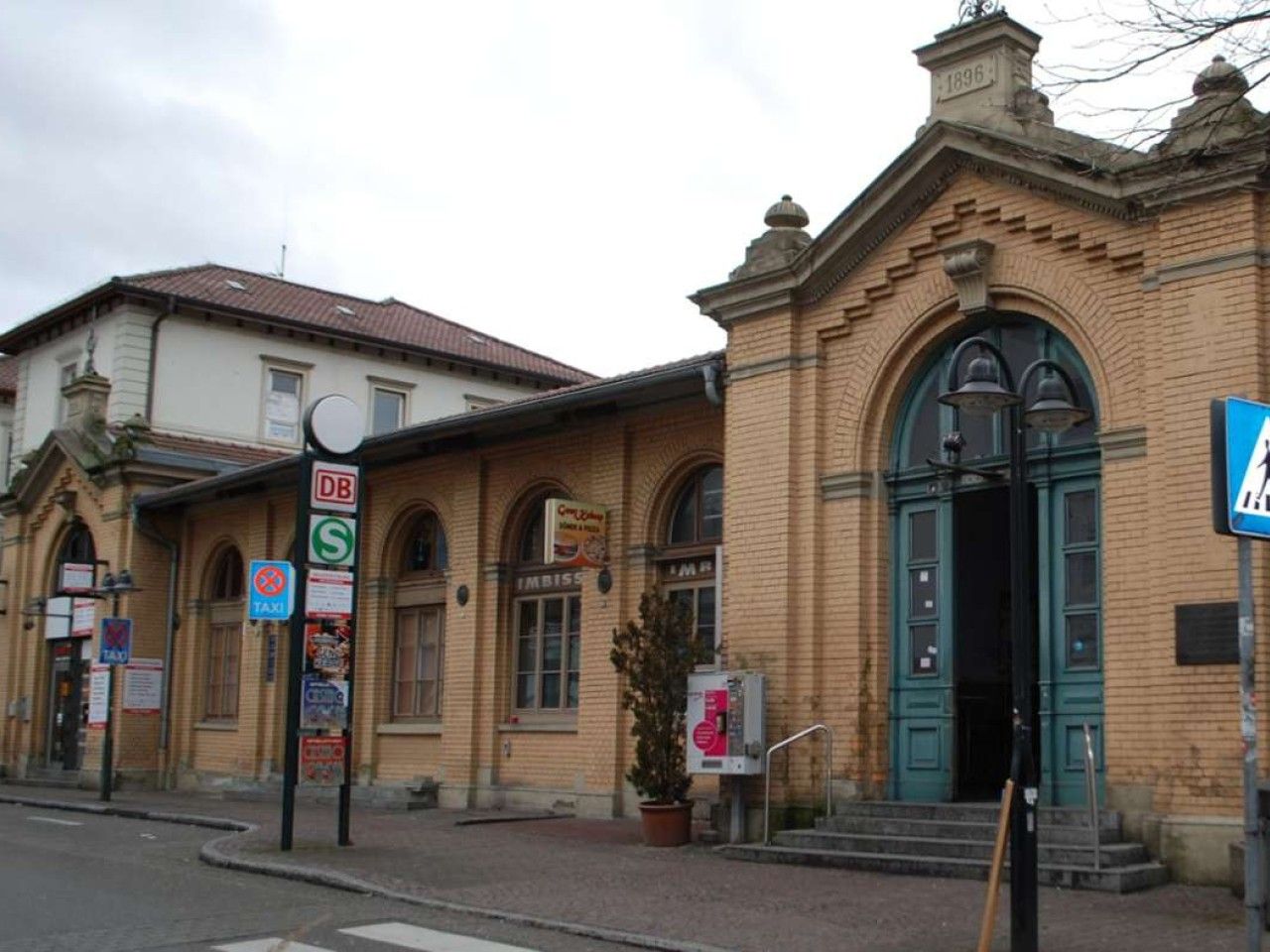 Bahnhof Untertürkheim: Stadt will Bahnhofsgebäude erwerben